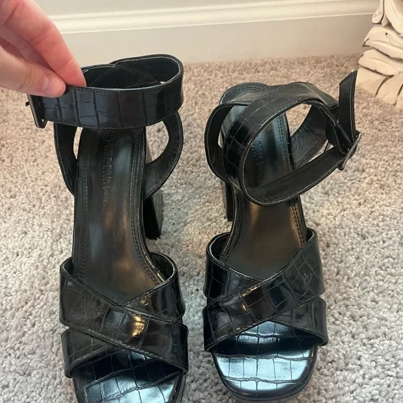 Wild Diva Glossy Black Croc Platform Heels - Picture 2 of 4